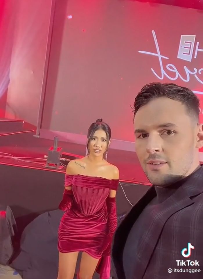 TikToker Vy Phạm lên đồ chấn động đi sự kiện, chồng Tây kè kè theo giữ