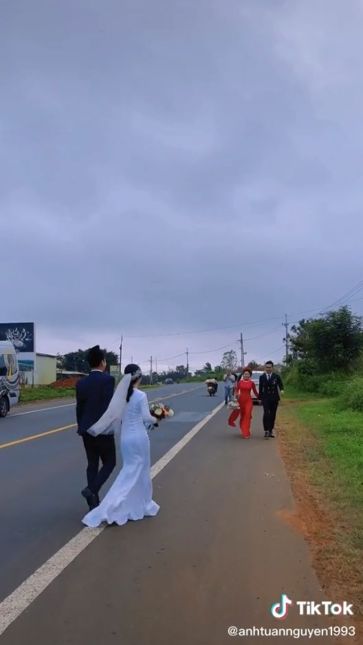 Hai cô dâu gặp trên đường trao hoa cưới: Đổi hoa gửi may mắn cho nhau