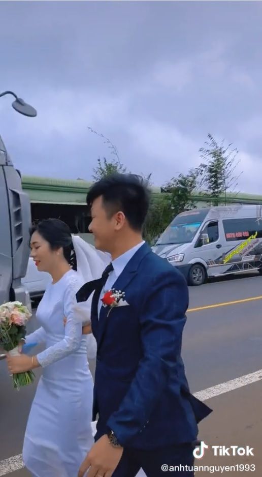 Hai cô dâu gặp trên đường trao hoa cưới: Đổi hoa gửi may mắn cho nhau