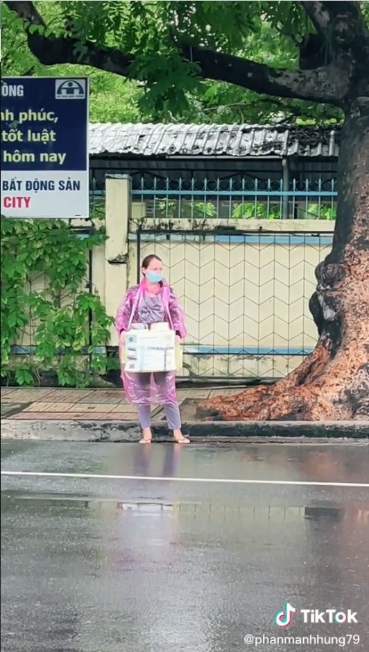 Nán lại VN mùa dịch nữ du khách Nga xuống đường bán bánh