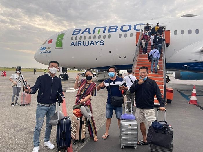 Quang Vinh Vlog vừa về VN đã gây bão mạng, hoãn việc vì mắc Covid-19