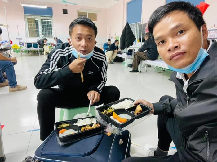 Quang Vinh Vlog vừa về VN đã gây bão mạng, hoãn việc vì mắc Covid-19