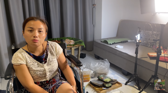  Quỳnh Trần bật khóc vì vừa về nước đã mang gánh nặng về cho mẹ