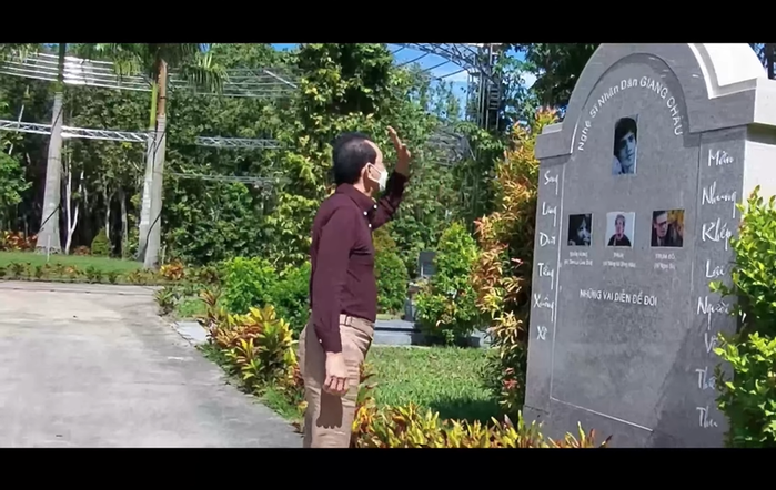 Xúc động khoảnh khắc Thanh Điền đến thăm mộ cố NSƯT Thanh Kim Huệ