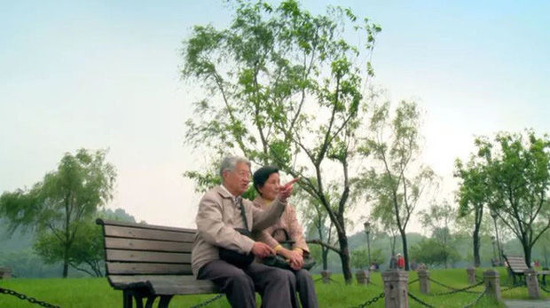 Xúc động với clip cụ ông nắm tay vợ: Em lúc nào cũng hệt như 20