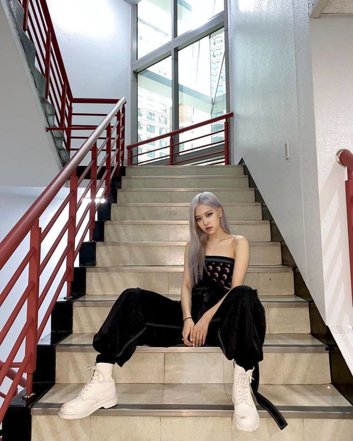 Một thời fan la ó vì tóc đơn điệu, Rosé nay chấp tất kiểu tóc khó nhằn