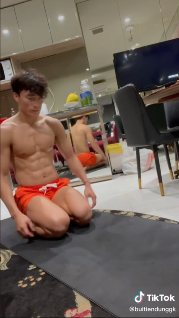 Bị F0 lần 2, thủ môn Bùi Tiến Dũng tập gym tại nhà để đánh bay Covid