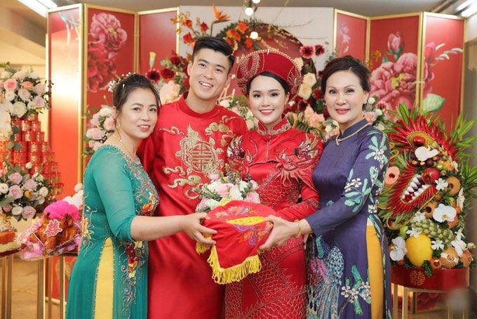 Chấm điểm nhan sắc vợ các cầu thủ khi diện áo dài cưới