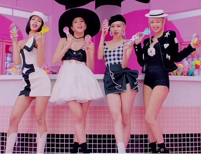 Những lần Jisoo một mình một phong cách với hội chị em BLACKPINK