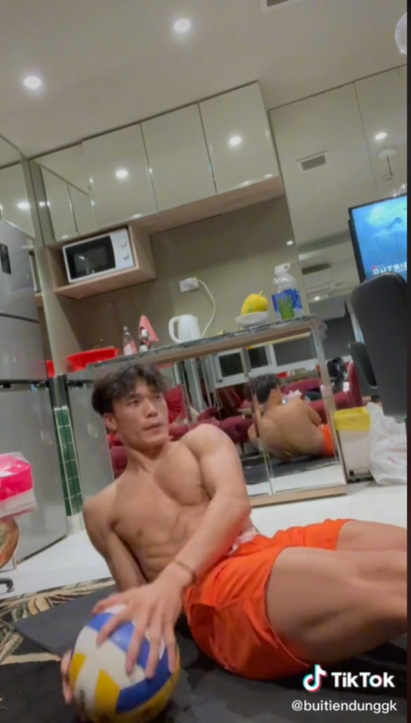 Bị F0 lần 2, thủ môn Bùi Tiến Dũng tập gym tại nhà để đánh bay Covid