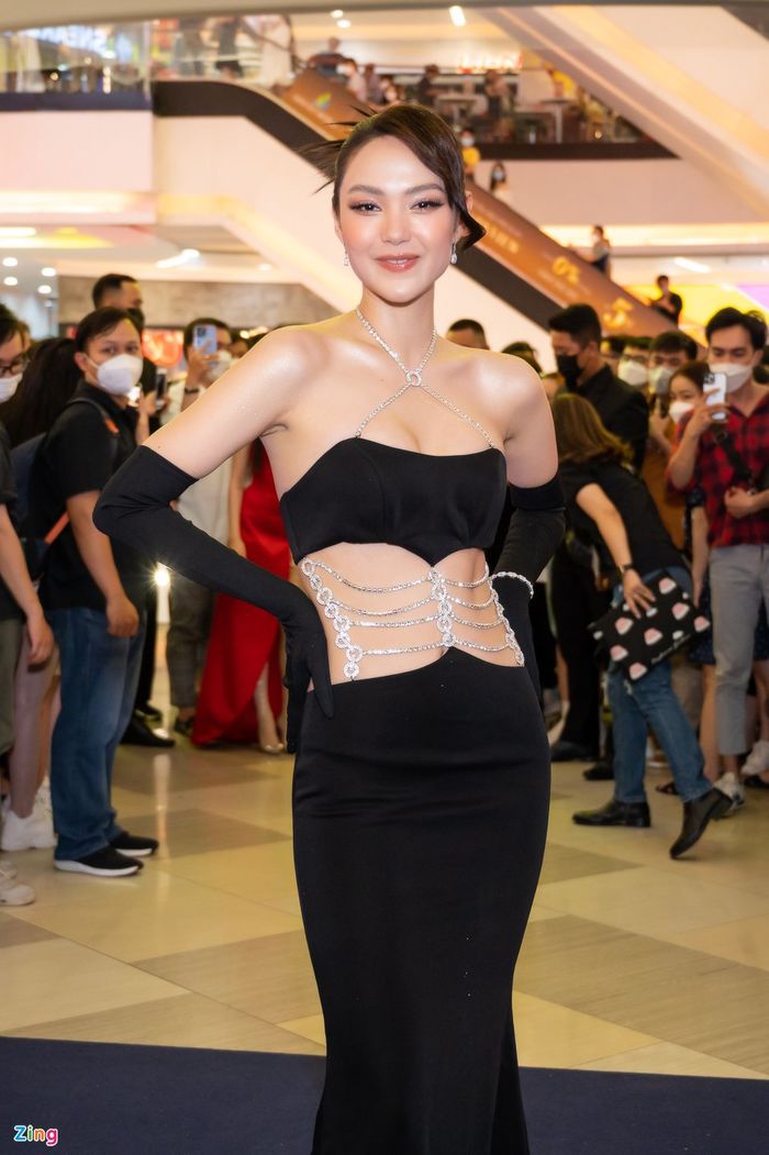 2 bộ cánh hết nước chấm trong 1 tối của Minh Hằng