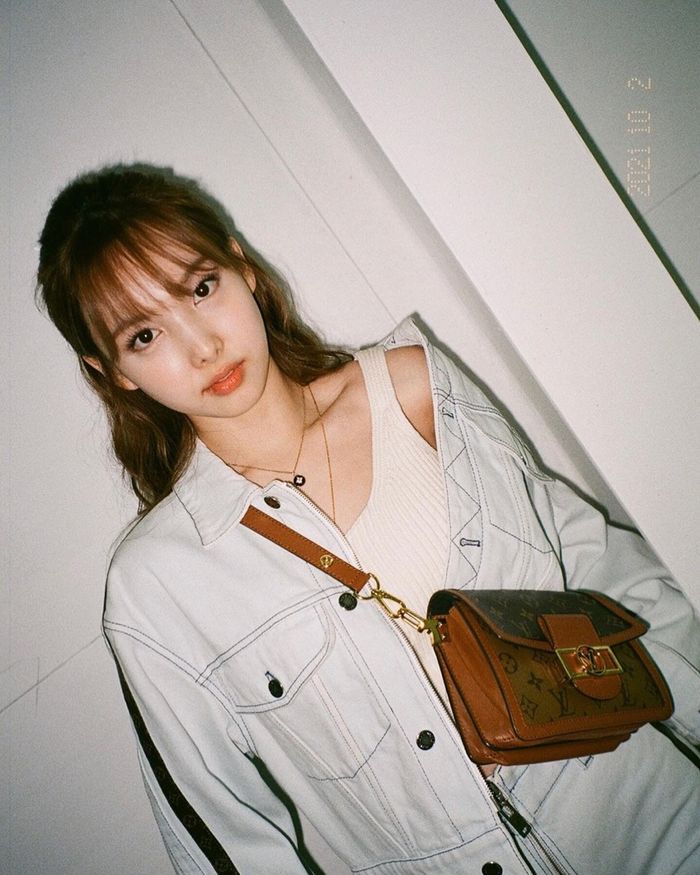 Nayeon tự tay phối đồ lại đẹp hơn hẳn được ekip đầu tư trên tạp chí