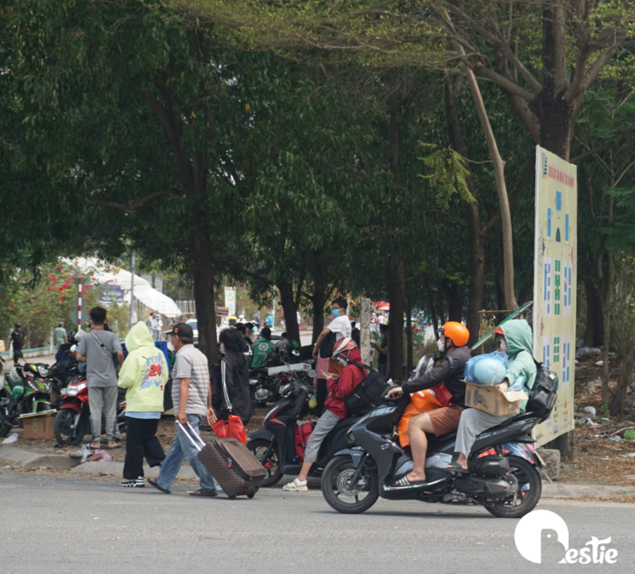 Hình ảnh ba mạ đưa con vào đại học