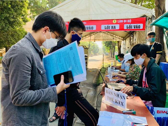 Hình ảnh ba mạ đưa con vào đại học