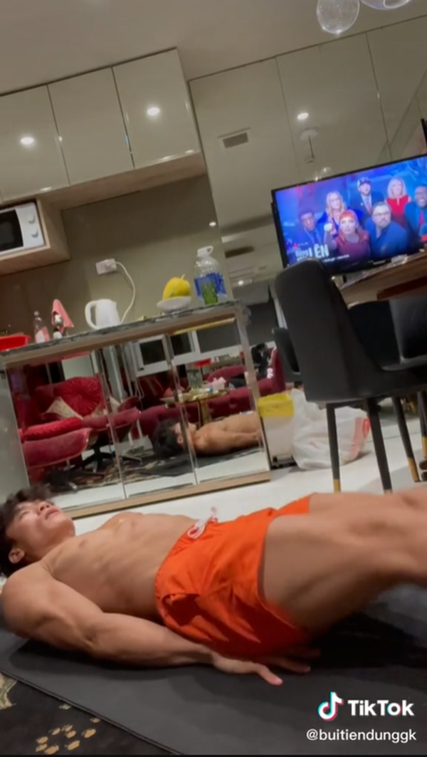 Bị F0 lần 2, thủ môn Bùi Tiến Dũng tập gym tại nhà để đánh bay Covid