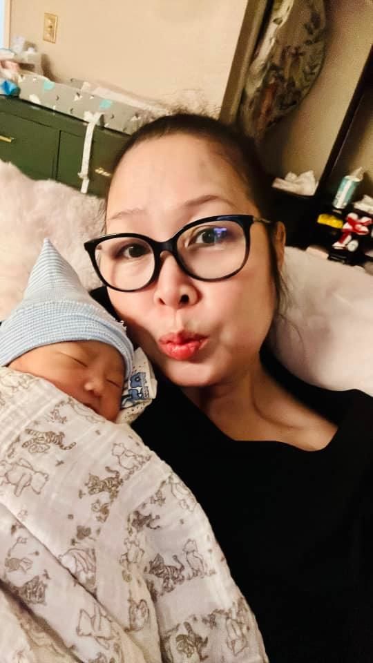 Hồng Vân lên chức bà ngoại, khoe luôn diện mạo của cháu trai