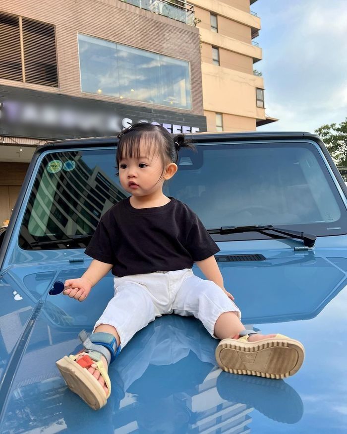Ái nữ nhà Cường Đô La đúng chuẩn rich kid: váy áo không lặp lại