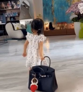 Ái nữ nhà Cường Đô La đúng chuẩn rich kid: váy áo không lặp lại