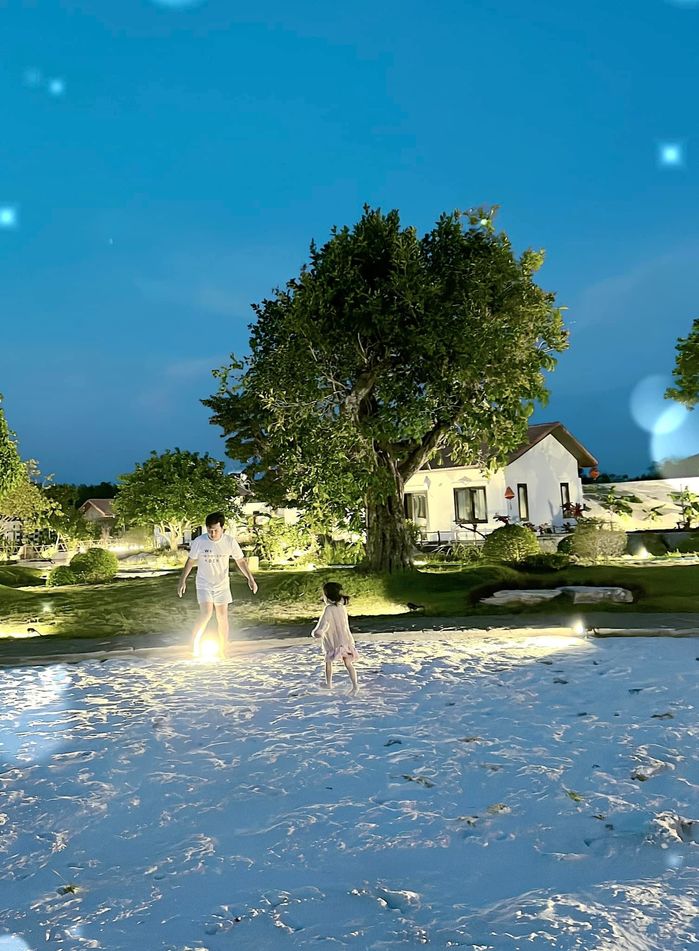 Trường Giang cưng vợ con số 1 Vbiz: xây rạp phim, mang bãi biển về nhà