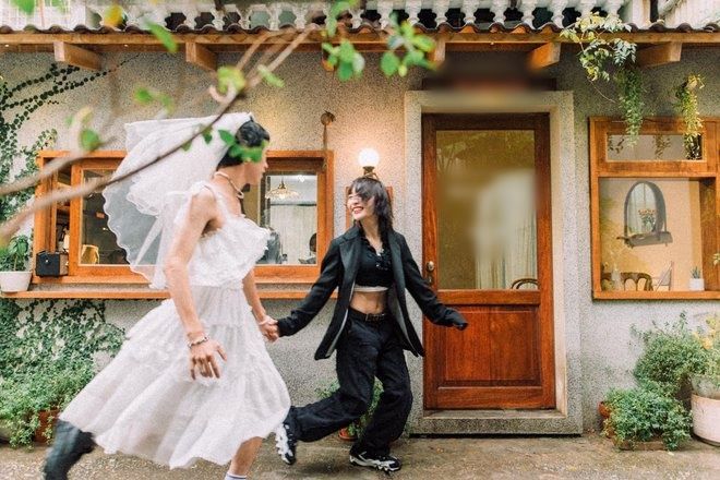 Ảnh cưới hot nhất MXH: Cô dâu - chú rể kéo nhau lên Đà Lạt đổi vai