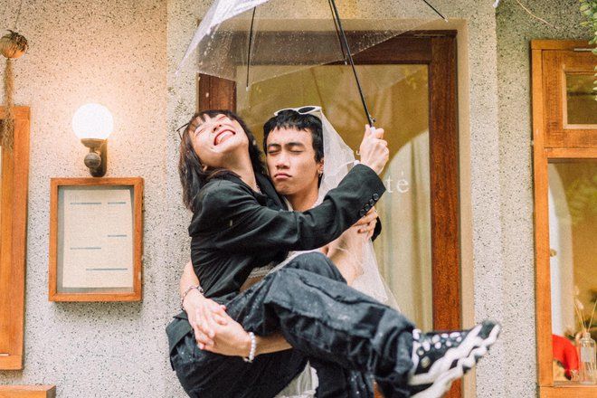 Ảnh cưới hot nhất MXH: Cô dâu - chú rể kéo nhau lên Đà Lạt đổi vai