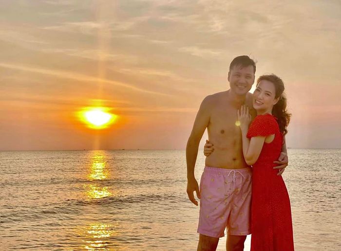 Ảnh hot sao Việt 10/2: Trang Trần sánh đôi chồng Việt kiều đi sự kiện