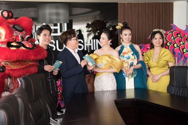Ảnh hot sao Việt 12/2: Đại Nghĩa và Võ Tấn Phát chúc mừng Nhật Kim Anh