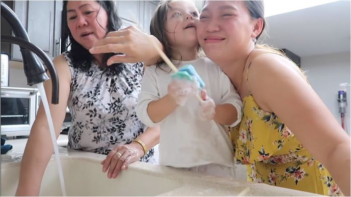 Bé Chây Chây mới tí tuổi đã biết phụ mẹ rửa bát và rất rành tiếng Việt