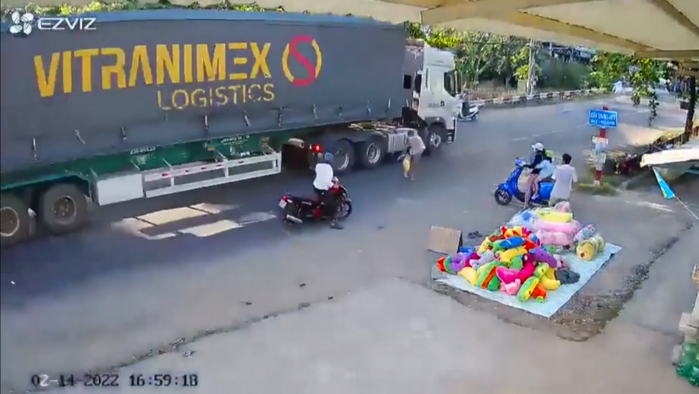 “Người hùng” nhanh tay cứu đứa bé thoát hiểm trước container