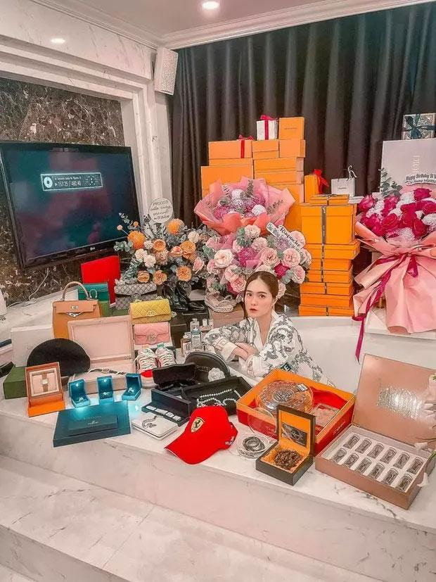 Bóc giá bộ váy cosplay Kendall Jenner của Đoàn Di Băng