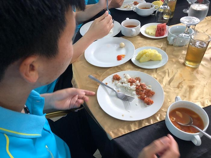 Bữa ăn của lứa cầu thủ trẻ: Mỗi thứ có một tí, ai xem cũng nghẹn lòng