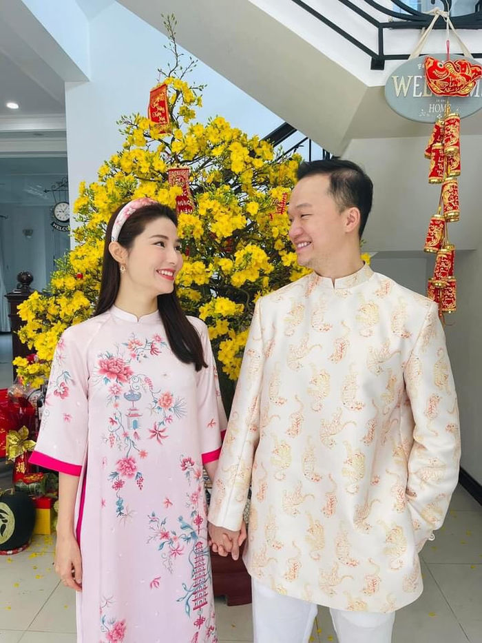 Thời trang cặp đôi ngày đầu năm: Lệ Quyên ton-sur-ton cùng bạn trai