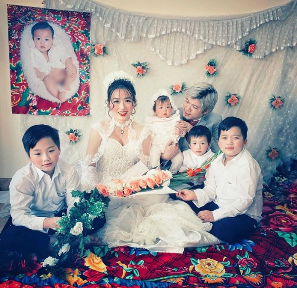 Remake ảnh cưới thập niên 90: Vợ chồng cùng 4 con lên hình lung linh