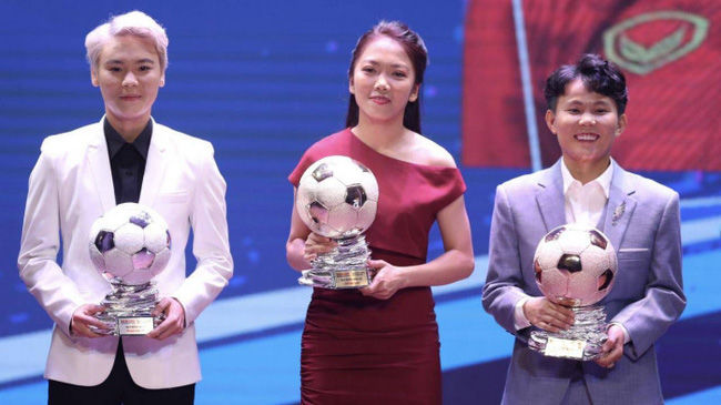 Cầu thủ nữ Việt đi thảm đỏ: lúc vest bảnh bao khi áo dài đằm thắm 