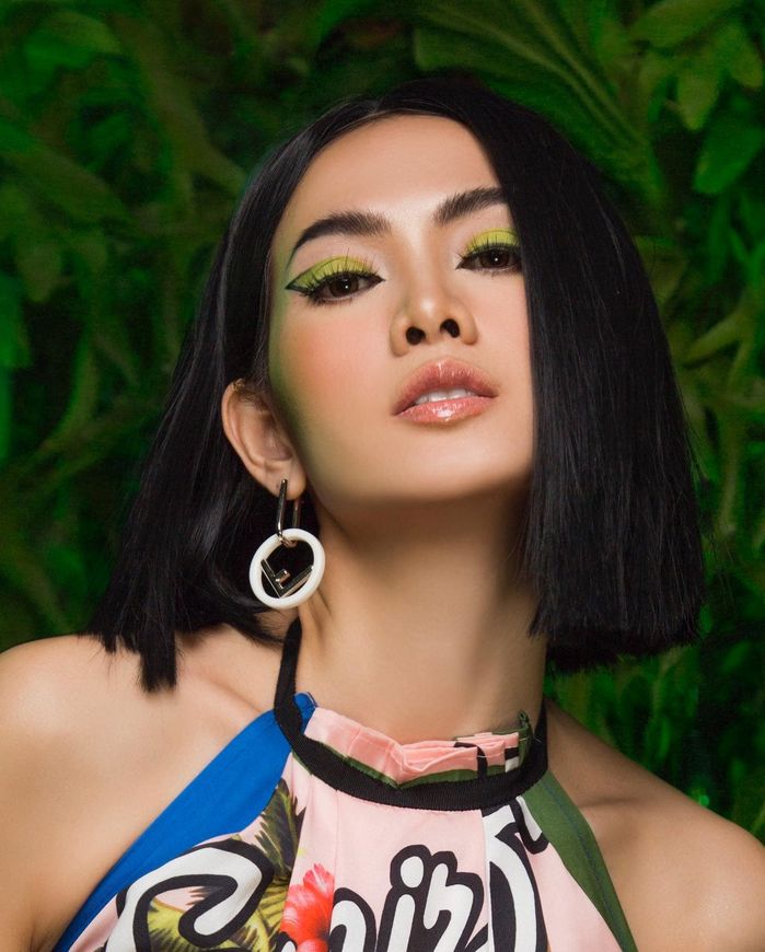 Chị đại Anh Thư đeo trang sức 1 tỷ thả dáng: đàn em phải dè chừng