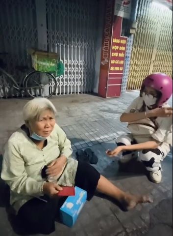 Chị Google Phương Thoa đập heo 62 triệu lì xì cho người vô gia cư