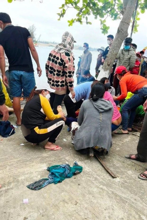 Chìm ca nô du lịch biển Cửa Đại: hàng chục người không qua khỏi