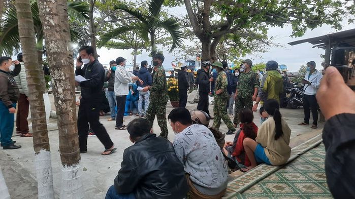 Chìm ca nô du lịch biển Cửa Đại: hàng chục người không qua khỏi