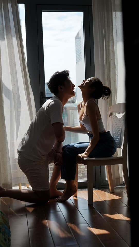 Chồng cũ Lâm Khánh Chi và bạn gái ton-sur-ton đón Valentine