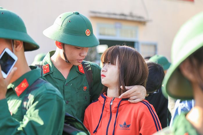 Cô gái được hảo bạn thân chở đến gửi nụ hôn tạm biệt người yêu đi lính