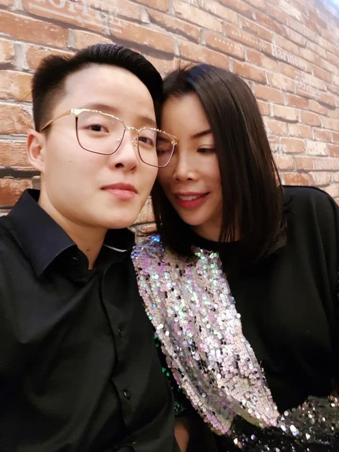 Con đầu lòng cực đáng yêu của nam thần chuyển giới Tú Lơ Khơ và vợ