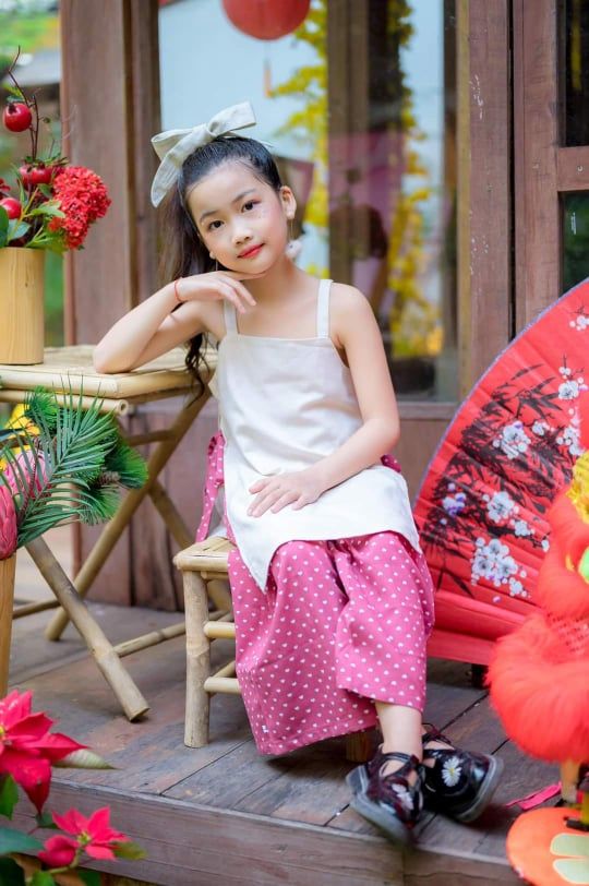 Con gái của Ốc Thanh Vân: càng lớn càng xinh xắn, đã biết làm điệu
