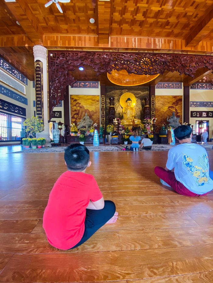 Con của dàn sao Việt đi chùa đầu năm: Winnie xin lì xì đến hết Mùng