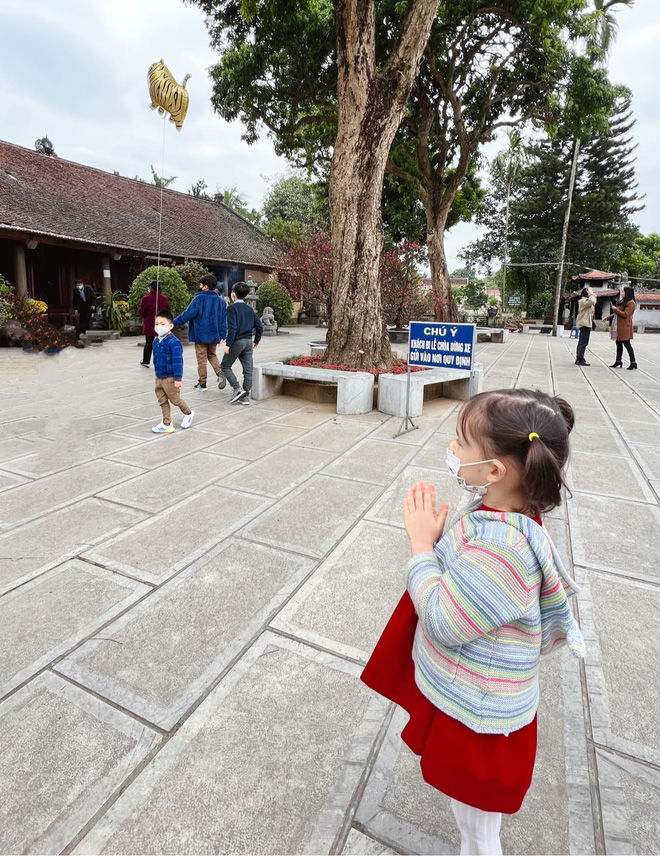 Con của dàn sao Việt đi chùa đầu năm: Winnie xin lì xì đến hết Mùng