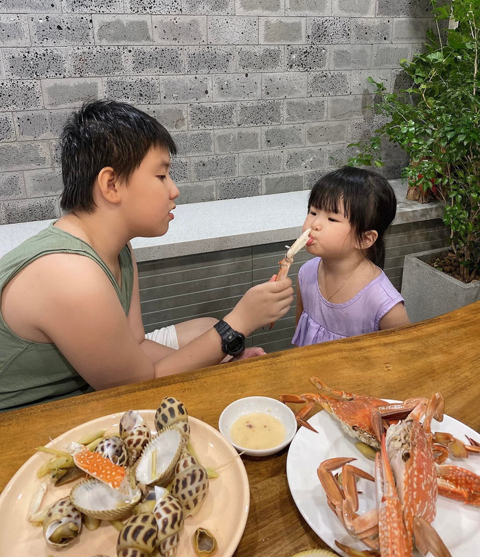 Con trai Lê Phương trổ mã ra dáng thanh niên ở tuổi lên 10