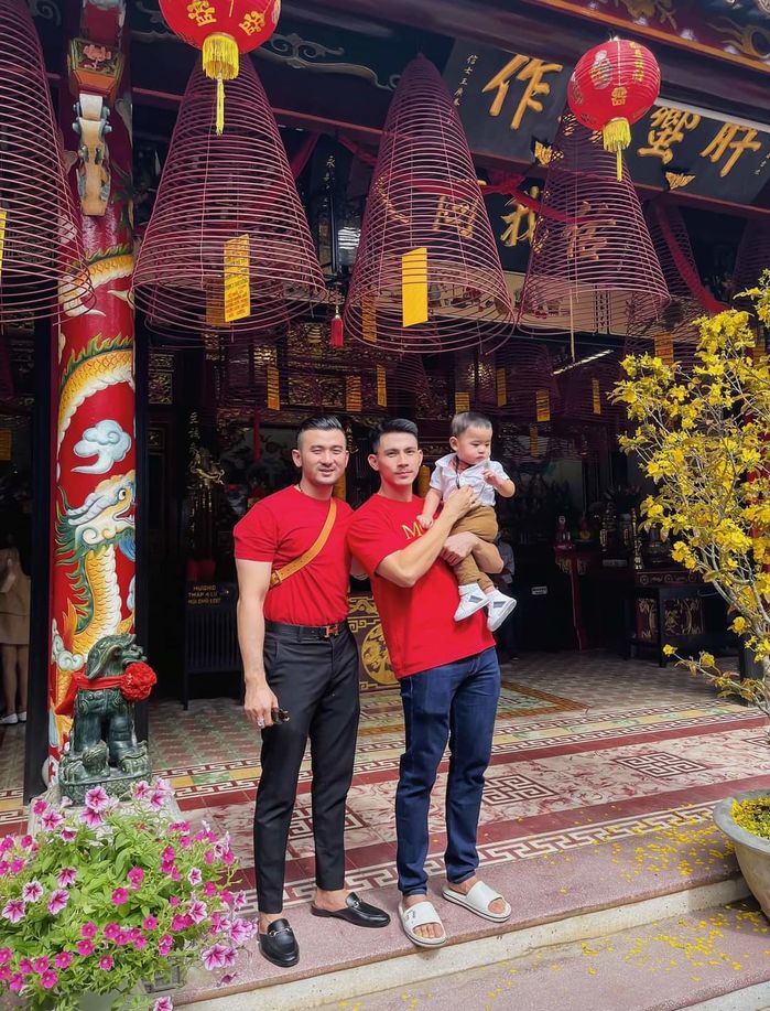 Đại gia Đà Nẵng và bạn trai người mẫu đưa con đầu lòng đi chơi Tết