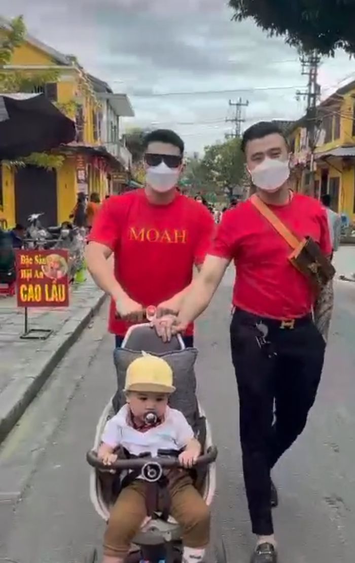 Đại gia Đà Nẵng và bạn trai người mẫu đưa con đầu lòng đi chơi Tết