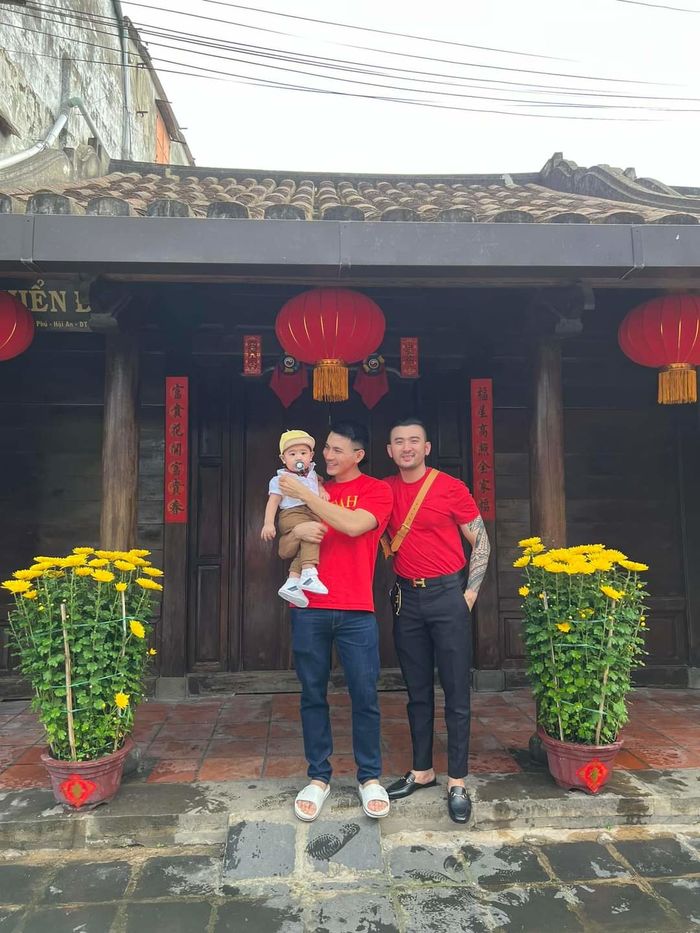 Đại gia Đà Nẵng và bạn trai người mẫu đưa con đầu lòng đi chơi Tết