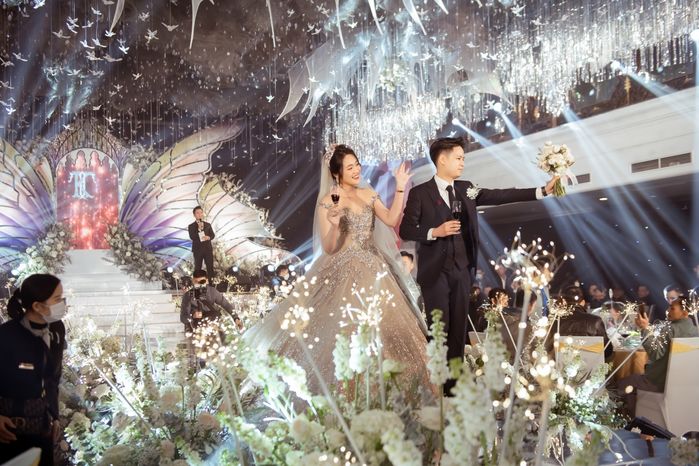 Siêu đám cưới Ninh Bình: Dùng 100 ngàn hoa tươi, váy cưới 500 triệu