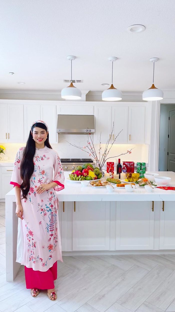Dàn Hoa hậu Hoàn vũ Việt Nam đón Tết: Phạm Hương tay đeo đầy kim cương